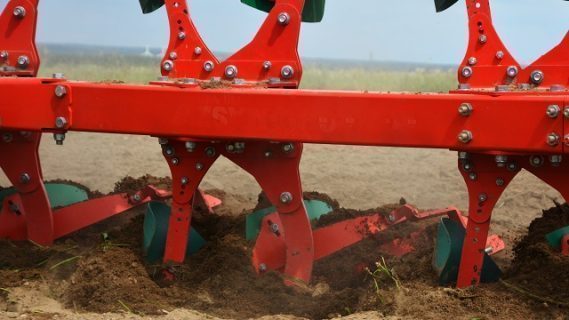 Новесной оборотный плуг Agro-Masz РО с болтовой защитой (фото 7)