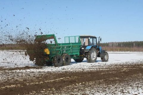 Машина для внесения твердых органических удобрений МТТ-9 с горизонтальным шнеком (фото 5)